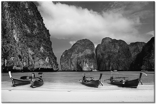 canvas-leinwandbild, beige, blau, boote-schiffe, braun, cyan, grau, grun, himmel, klippen, landschaft, meer, meer-wasserfalle-seen, strand, thailand, tourismus, weiss, wolken