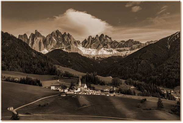 tableau sur toile, bleu, ciel, coucher-soleil, dolomites, forets, italie, marron, montagnes, nuages, orange, paysages, rochers, vert, villages