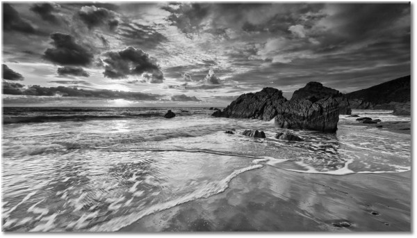tableau sur toile, ciel, coucher-soleil, marron, mer-cascades-lacs, nuages, orange, paysages, plage, rochers, sepia, tourisme, vagues