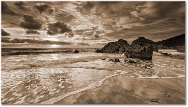 tableau sur toile, ciel, coucher-soleil, marron, mer-cascades-lacs, nuages, orange, paysages, plage, rochers, sepia, tourisme, vagues